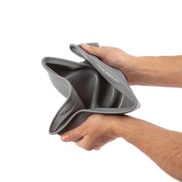 Vogue Silicone High Heat Flexible Square Bake Pan - 245x245mm 9 1/2x9 1/2" - Image 3